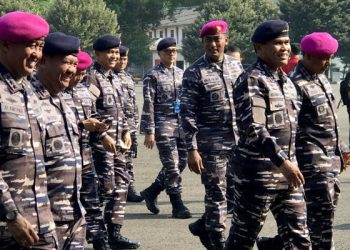 Kasal Laksamana TNI Muhammad Ali (tiga kanan) berjalan menuju ruang rapat Renaku II TNI AL dan apel komandan satuan di Kesatrian Marinir Hartono, Cilandak, Jakarta, Selasa (21/11/2023). (ANTARA/Genta Tenri Mawangi)