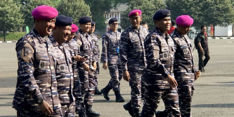 Kasal Laksamana TNI Muhammad Ali (tiga kanan) berjalan menuju ruang rapat Renaku II TNI AL dan apel komandan satuan di Kesatrian Marinir Hartono, Cilandak, Jakarta, Selasa (21/11/2023). (ANTARA/Genta Tenri Mawangi)