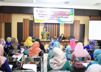 Kepala Bidang Pengendalian Penduduk dan Keluarga Berencana DinsosP3APPKB Bone Bolango, Mulyadi S. Paramata saat membuka Rakor dan Pembinaan Pelayanan KB di Fasilitas Kesehatan Tingkat Kabupaten Bone Bolango yang dihadiri oleh Penyuluh KB di Ruang Restorasi Kantor Bupati, Kamis (16/11/2023). (Foto Indra/Gopos)