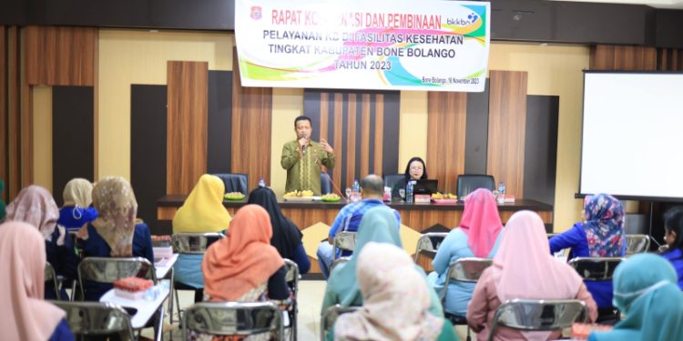 Kepala Bidang Pengendalian Penduduk dan Keluarga Berencana DinsosP3APPKB Bone Bolango, Mulyadi S. Paramata saat membuka Rakor dan Pembinaan Pelayanan KB di Fasilitas Kesehatan Tingkat Kabupaten Bone Bolango yang dihadiri oleh Penyuluh KB di Ruang Restorasi Kantor Bupati, Kamis (16/11/2023). (Foto Indra/Gopos)