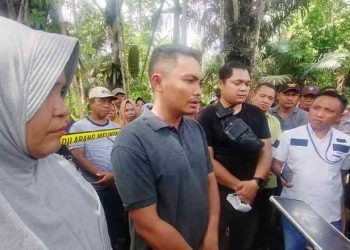 Kakak HS, Mohammad Apriansyah, diwawancarai awak media. (Putra/Gopos)