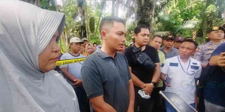 Kakak HS, Mohammad Apriansyah, diwawancarai awak media. (Putra/Gopos)