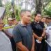 Kakak HS, Mohammad Apriansyah, diwawancarai awak media. (Putra/Gopos)