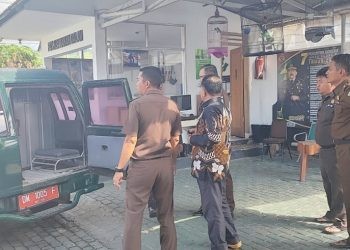 Kadispora Gorut berinisial YE (setelan batik) saat akan ditahan oleh Kejari Gorut, Senin (27/11/2023).