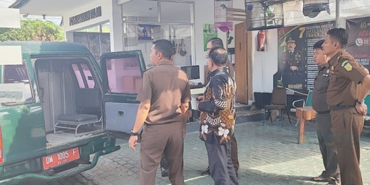 Kadispora Gorut berinisial YE (setelan batik) saat akan ditahan oleh Kejari Gorut, Senin (27/11/2023).