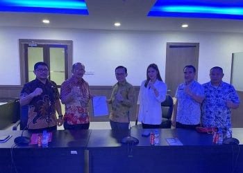 Pj Wali Kota Kotamobagu Asripan Nani saat menyerahkan proposal untuk pembenahan stadion Gelora Ambang dan Stadion Nunuk Matali ke Kemenpora yang diterima Sekretaris Deputi Bidang Peningkatan Prestasi Olahraga, Andi Siswandi.
