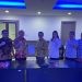 Pj Wali Kota Kotamobagu Asripan Nani saat menyerahkan proposal untuk pembenahan stadion Gelora Ambang dan Stadion Nunuk Matali ke Kemenpora yang diterima Sekretaris Deputi Bidang Peningkatan Prestasi Olahraga, Andi Siswandi.