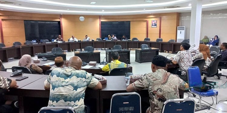 Rapat Dengar Pendapat (RDP) Komisi I Deprov Gorontalo yang menghadirkan BPN Provinsi Gorontalo dan BPN Bone Bolango serta perwakilan masyarakat Desa Owata terkait sengketa pembayaran lahan untuK Waduk Bulango Ulu, Kamis (23/11/2023).(hasan/gopos)