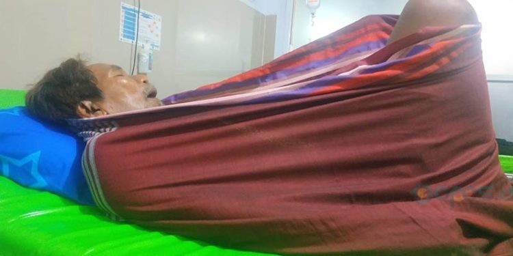 Korban Talib Bakari 58 warga Desa Hulawa, Kecamatan Buntulia, Kabupaten Pohuwato, Menjalani Perawatan di RS Bumi Panua Pohuwato, Kamis 16/11/2023 (Yusuf/Gopos)