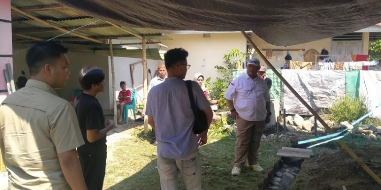 Anggota DPRD Provinsi Gorontalo Kris Wartabone saat meninjau rumah produksi UMKM di Desa Alale, Kecamatan Suwawa Tengah, Bone Bolango, Rabu (1/11/2023).