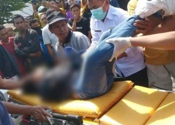 Korban laka lantas Melida Madak (26) saat dievakuasi dari lokasi kejadian.(F. Yusuf/gopos)