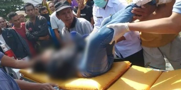 Korban laka lantas Melida Madak (26) saat dievakuasi dari lokasi kejadian.(F. Yusuf/gopos)