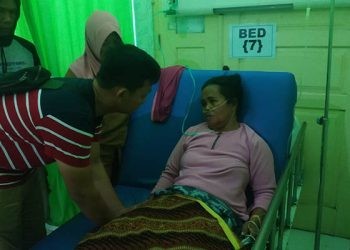 Kasat Lantas Polres Boalemo, Iptu Ardi Wisnu Pradana, Menjenguk Korban Mendapat Perawatan Medis di RSTN Boalemo, Sabtu malam 25/11/2023 (Yusuf/Gopos)