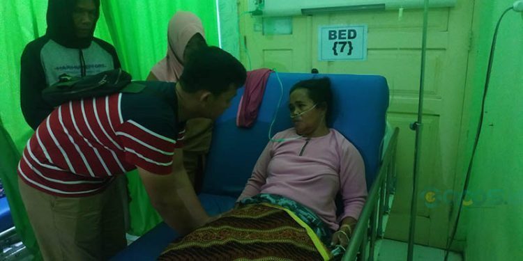 Kasat Lantas Polres Boalemo, Iptu Ardi Wisnu Pradana, Menjenguk Korban Mendapat Perawatan Medis di RSTN Boalemo, Sabtu malam 25/11/2023 (Yusuf/Gopos)