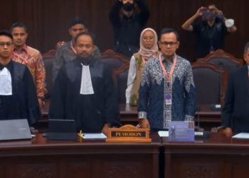 Wali Kota Gorontalo, Marten Taha (kanan), bersama Wali Kota Bogor, Bima Arya, hadir dalam sidang gugatan UU Pilkada di Mahkamah Konstitusi, Rabu (15/11/2023).(tangkapan layar Youtube MKRI).