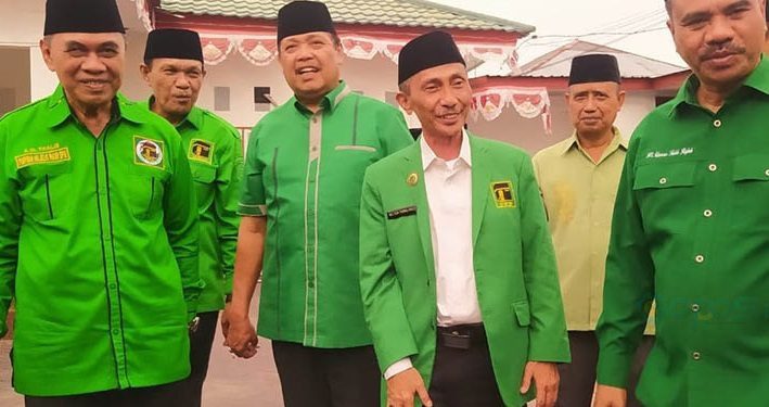 Nelson Pomalingo bersama kader PPP Provinsi Gorontalo.(f. dok)