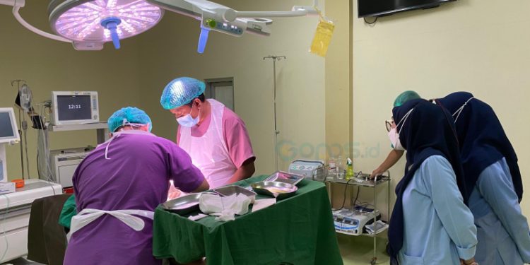 Tim Dokter RSUD Toto Kabila saat melakukan operasi vasektomi pada salah seorang akseptor, Selasa (7/11/2023). (Foto Adit)