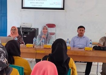 Kepala Seksi Pengendalian Penduduk DinsosP3APPKB Bone Bolango, Cicilia Lihawa saat memberikan arahan pada kegiatan Pemutakhiran Pendataan Keluarga 2023. (Foto Istimewa)