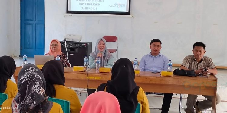 Kepala Seksi Pengendalian Penduduk DinsosP3APPKB Bone Bolango, Cicilia Lihawa saat memberikan arahan pada kegiatan Pemutakhiran Pendataan Keluarga 2023. (Foto Istimewa)