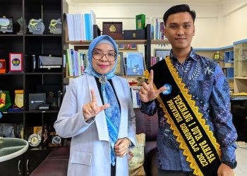 Rektor UNBITA Gorontalo, Dr. Ellys Rachman (kiri) bersama Mahasiswa UNBITA Gorontalo, Agum Tibuon (istimewa)