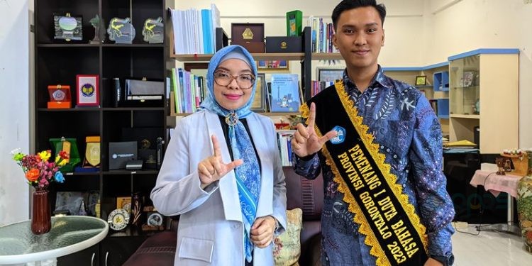 Rektor UNBITA Gorontalo, Dr. Ellys Rachman (kiri) bersama Mahasiswa UNBITA Gorontalo, Agum Tibuon (istimewa)