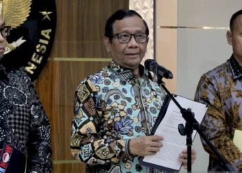 Menteri Koordinator Bidang Politik, Hukum, dan Keamanan sekaligus Ketua Dewan Gelar, Tanda Jasa, dan Tanda Kehormatan (GTK) Mahfud Md (tengah) saat jumpa pers di Jakarta, Rabu (8/11/2023) mengumumkan enam nama Pahlawan Nasional yang disetujui oleh Presiden RI Joko Widodo. ANTARA/Tri Meilani Ameliya.