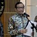 Menteri Koordinator Bidang Politik, Hukum, dan Keamanan sekaligus Ketua Dewan Gelar, Tanda Jasa, dan Tanda Kehormatan (GTK) Mahfud Md (tengah) saat jumpa pers di Jakarta, Rabu (8/11/2023) mengumumkan enam nama Pahlawan Nasional yang disetujui oleh Presiden RI Joko Widodo. ANTARA/Tri Meilani Ameliya.