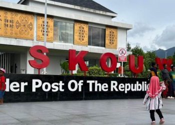 Pengunjung melintaa di depan PLBN Skow di Kota Jayapura, Papua.ANTARA/Qadri Pratiwi