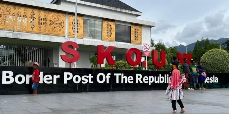 Pengunjung melintaa di depan PLBN Skow di Kota Jayapura, Papua.ANTARA/Qadri Pratiwi