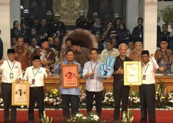 Tiga pasangan capres-cawapres berpose bersama dengan nomor urut yang diperoleh dari hasil pengundian nomor urut oleh KPU, Selasa (14/11/2023).(tangkapan layar)