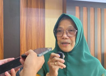 Pejabat Fungsional DinsosP3APPKB Bone Bolango, Sri Elen Daud saat diwawancarai usai kegiatan Rapat Koordinasi dan Pembinaan Pelayanan KB di Fasilitas Kesehatan Tingkat Kabupaten Bone Bolango yang dihadiri oleh Penyuluh KB di Ruang Restorasi Kantor Bupati, Kamis (16/11/2023). (Foto Indra/Gopos)