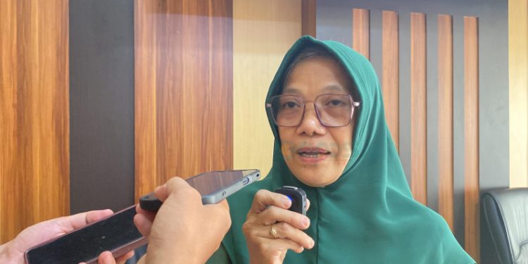 Pejabat Fungsional DinsosP3APPKB Bone Bolango, Sri Elen Daud saat diwawancarai usai kegiatan Rapat Koordinasi dan Pembinaan Pelayanan KB di Fasilitas Kesehatan Tingkat Kabupaten Bone Bolango yang dihadiri oleh Penyuluh KB di Ruang Restorasi Kantor Bupati, Kamis (16/11/2023). (Foto Indra/Gopos)