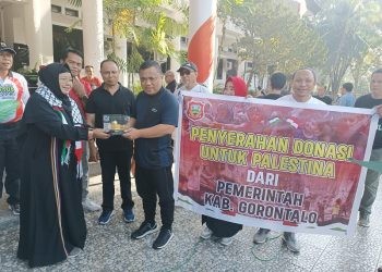 Wakil Bupati Gorontalo Hendra S Hemeto menyerahkan secara simbolis donasi untuk Palestina yang dikumpulkan dari ASN Pemkab Gorontalo, Jumat (10/11/2023).