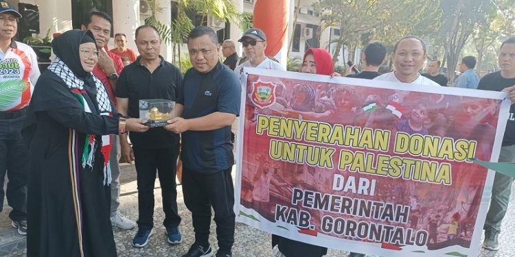 Wakil Bupati Gorontalo Hendra S Hemeto menyerahkan secara simbolis donasi untuk Palestina yang dikumpulkan dari ASN Pemkab Gorontalo, Jumat (10/11/2023).