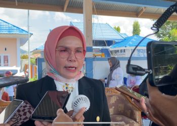 Plt Bupati Merlan S. Uloli saat diwawancarai usai mencangangkan Kampung KB di Halaman Kantor Camat Bulango Selatan, Jumat (10/11/2023). (Foto Adit)