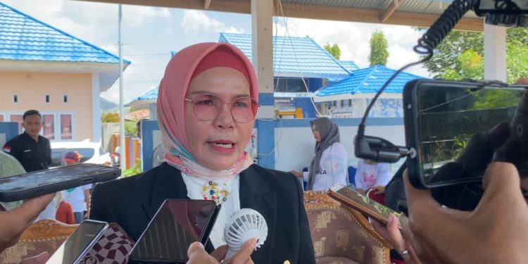 Plt Bupati Merlan S. Uloli saat diwawancarai usai mencangangkan Kampung KB di Halaman Kantor Camat Bulango Selatan, Jumat (10/11/2023). (Foto Adit)