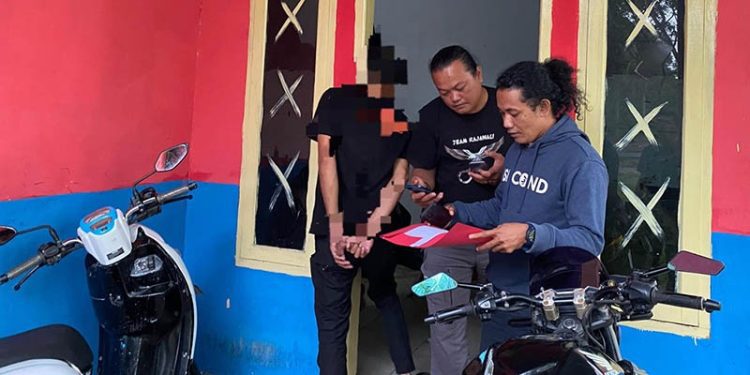 Oknum Honorer Curi Handphone