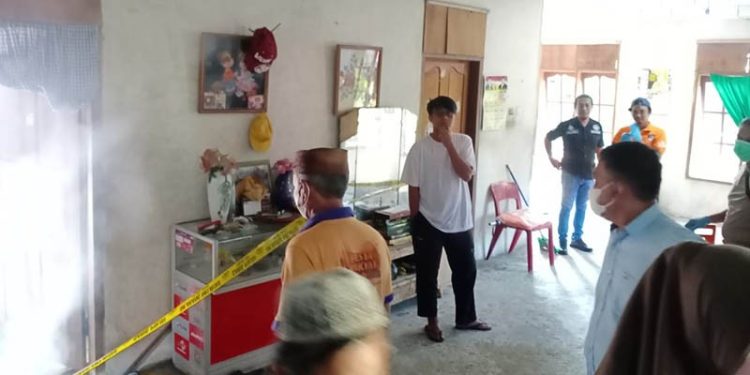 Polresta Gorontalo Kota melakukan olah tempat kejadian perkara penemuan mayat lansia di Kelurahan Limba U II, Kecamatan Kota Selatan, Kota Gorontalo, Senin (27/11/2023).