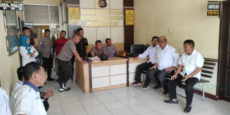Perwakilan guru yang tergabung dalam PGRI Pohuwato dan perwakilan unsur Dinas Pendidikan Pohuwato saat mendatangi Polsek Paguat untuk mempertanyakan sejauh mana penanganan kasus penganiayaan guru, Rabu (8/11/2023).