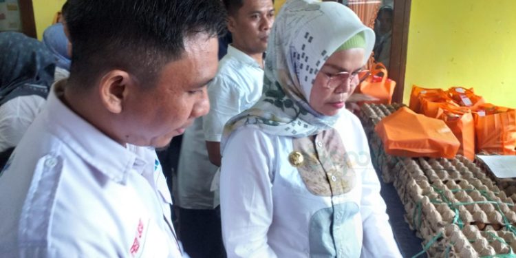 : Plt Bupati Merlan S. Uloli didampingi Plt Kepala Dinas Sosial P3APPKB, Fredy Lasut saat memantau ketersediaan bantuan intervensi stunting di Kecamatan Bulango Timur, Rabu (15/11/2023). (Foto Indra/Gopos)
