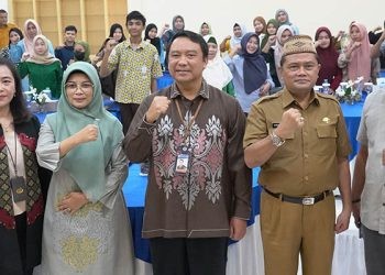 Kepala Perwakilan BI Gorontalo, Dian Nugraha (tengah) bersama Ketua Dekranasda Provinsi Gorontalo, Fima Agustina, Asisten II Setda Provinsi Gorontalo, Handoyo Sugiharto, berpose bersama dengan para perajin karawo dalam pelatihan teknis pengirisan, Selasa (14/11/2023).(Dok. Humas BI Provinsi Gorontalo)