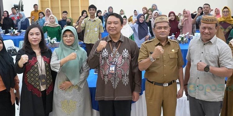 Kepala Perwakilan BI Gorontalo, Dian Nugraha (tengah) bersama Ketua Dekranasda Provinsi Gorontalo, Fima Agustina, Asisten II Setda Provinsi Gorontalo, Handoyo Sugiharto, berpose bersama dengan para perajin karawo dalam pelatihan teknis pengirisan, Selasa (14/11/2023).(Dok. Humas BI Provinsi Gorontalo)
