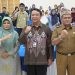 Kepala Perwakilan BI Gorontalo, Dian Nugraha (tengah) bersama Ketua Dekranasda Provinsi Gorontalo, Fima Agustina, Asisten II Setda Provinsi Gorontalo, Handoyo Sugiharto, berpose bersama dengan para perajin karawo dalam pelatihan teknis pengirisan, Selasa (14/11/2023).(Dok. Humas BI Provinsi Gorontalo)