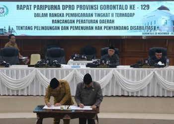 Pengesahan rancangan Perda Provinsi Gorontalo tentang Perlindungan dan Pemenuhan Hak Penyandang Disablitas oleh Ketua DPRD Provinsi Gorontalo, Paris Jusuf bersama Pj Gubernur Gorontalo, Ismail Pakaya. (Engki/Humas Deprov Gorontalo)