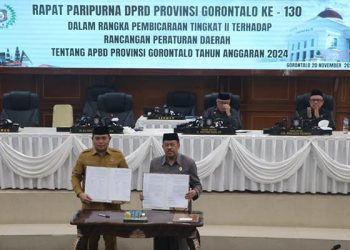 Pengesahan rancangan Perda Provinsi Gorontalo tentang APBD 2024 oleh Ketua DPRD Provinsi Gorontalo, Paris Jusuf bersama Pj Gubernur Gorontalo, Ismail Pakaya. (Engki/Humas Deprov Gorontalo)