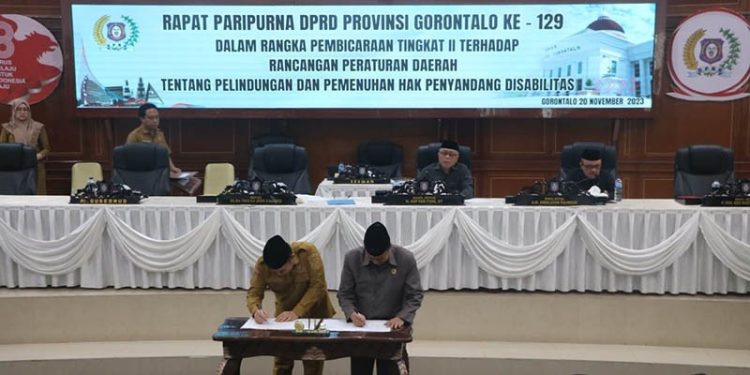 Pengesahan rancangan Perda Provinsi Gorontalo tentang Perlindungan dan Pemenuhan Hak Penyandang Disablitas oleh Ketua DPRD Provinsi Gorontalo, Paris Jusuf bersama Pj Gubernur Gorontalo, Ismail Pakaya. (Engki/Humas Deprov Gorontalo)
