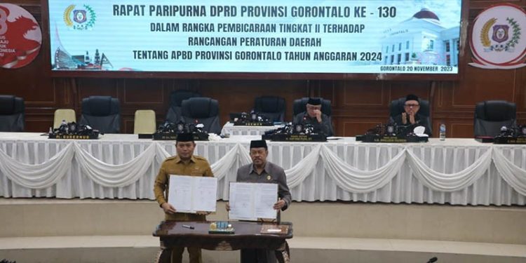 Pengesahan rancangan Perda Provinsi Gorontalo tentang APBD 2024 oleh Ketua DPRD Provinsi Gorontalo, Paris Jusuf bersama Pj Gubernur Gorontalo, Ismail Pakaya. (Engki/Humas Deprov Gorontalo)