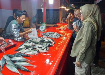 Plt Bupati Bone Bolango, Merlan S. Uloli saat meresmikan Lapak Ikan Utun di Kelurahan Tumbihe, Kecamatan Kabila, Rabu (8/11/2023) malam. (Foto Indra/Gopos)