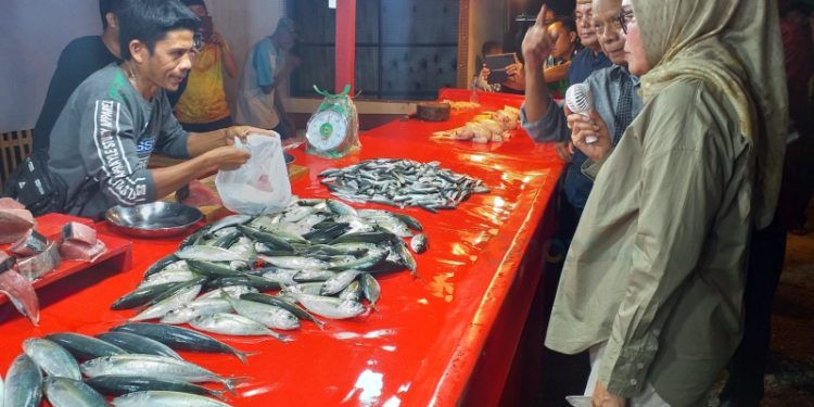 Plt Bupati Bone Bolango, Merlan S. Uloli saat meresmikan Lapak Ikan Utun di Kelurahan Tumbihe, Kecamatan Kabila, Rabu (8/11/2023) malam. (Foto Indra/Gopos)
