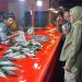 Plt Bupati Bone Bolango, Merlan S. Uloli saat meresmikan Lapak Ikan Utun di Kelurahan Tumbihe, Kecamatan Kabila, Rabu (8/11/2023) malam. (Foto Indra/Gopos)